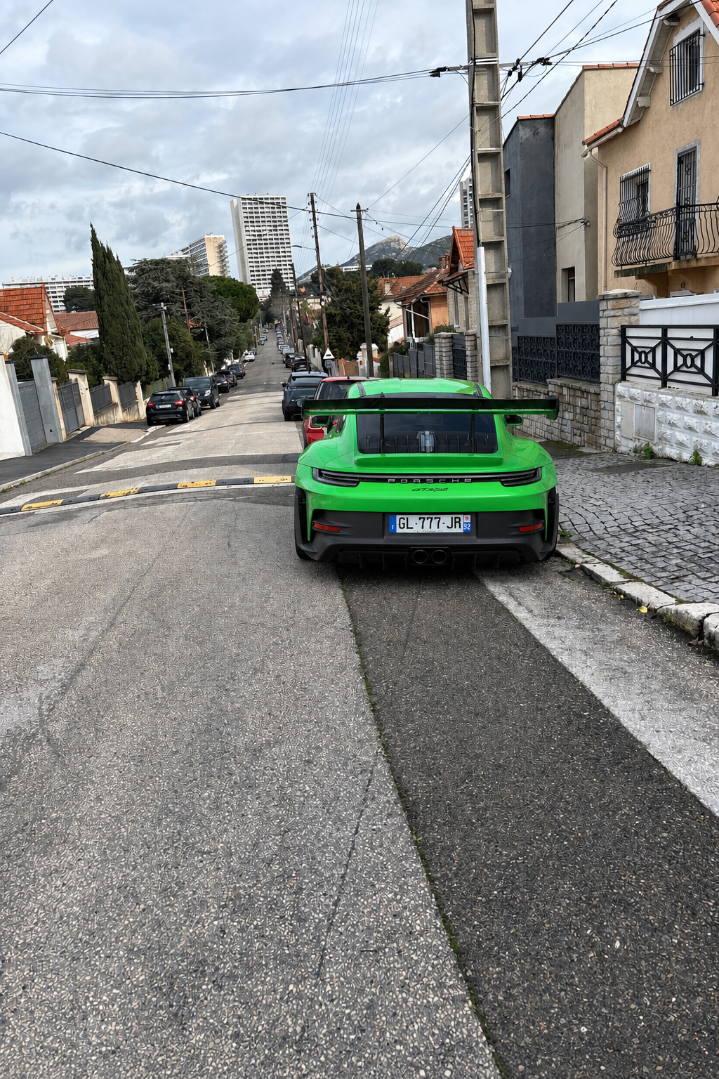 Transformation de la Suzuki grise en Porsche verte réalisée avec Reallioo